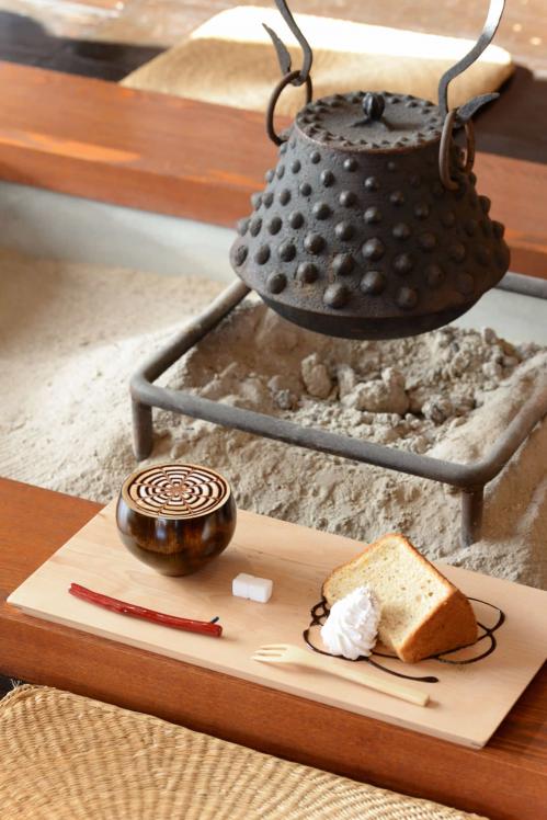 囲炉裏の前に置かれたコーヒーとシフォンケーキの画像