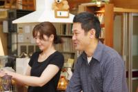 2014年OPENのカフェで明るくインタビューに答える堅田さん